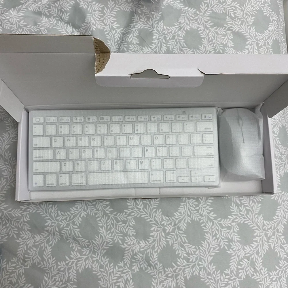NWT Wireless Keyboard and Mouse Set